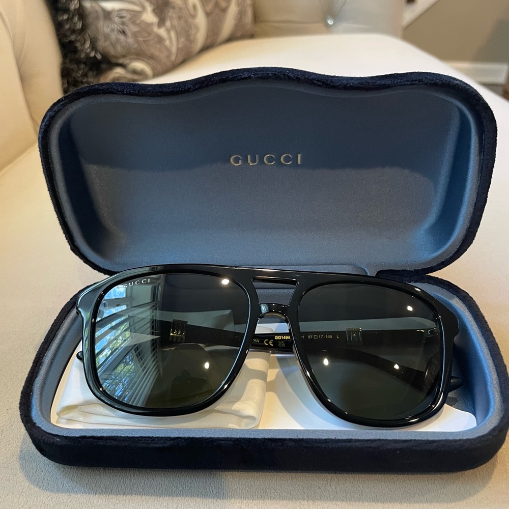 Gucci Dark-Tinted Sunglasses with Case
❌❌❌ITEM IS SOLD❌❌❌
